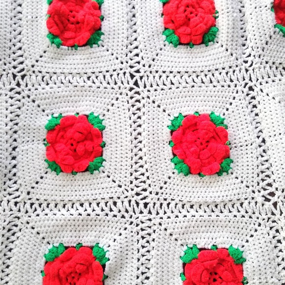Lovely Vintage Handmade Crochet Afghan Blanket with Red Sculptural Roses - Picture 3 of 7